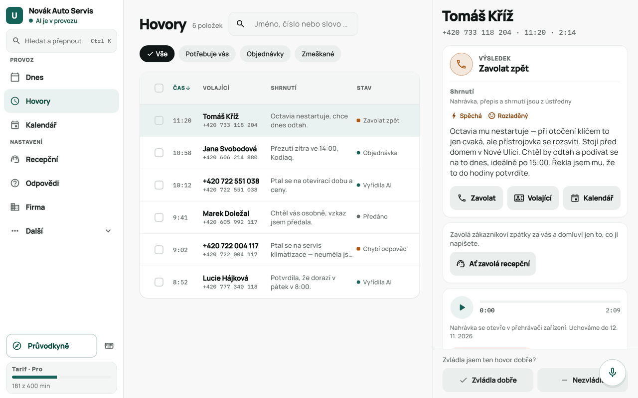 Snímek aplikace na počítači: boční navigace, tabulka hovorů s časem, volajícím, shrnutím a stavem a vedle ní detail hovoru Tomáše Kříže s akcemi Zavolat, Volající a Kalendář.