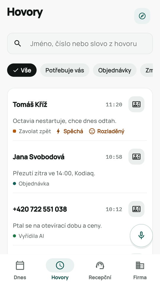 Tentýž seznam hovorů na telefonu: karty pod sebou, detail je další obrazovka.